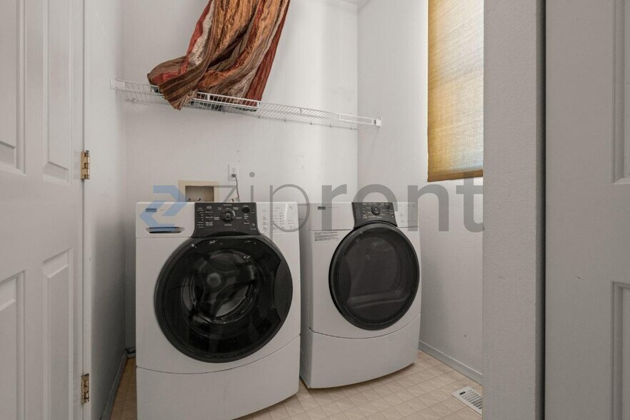 Building Photo - Unit