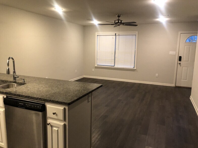 Building Photo - 3372 Garden Club Dr