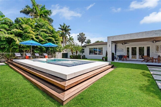 Building Photo - 14441 S Biscayne River Dr