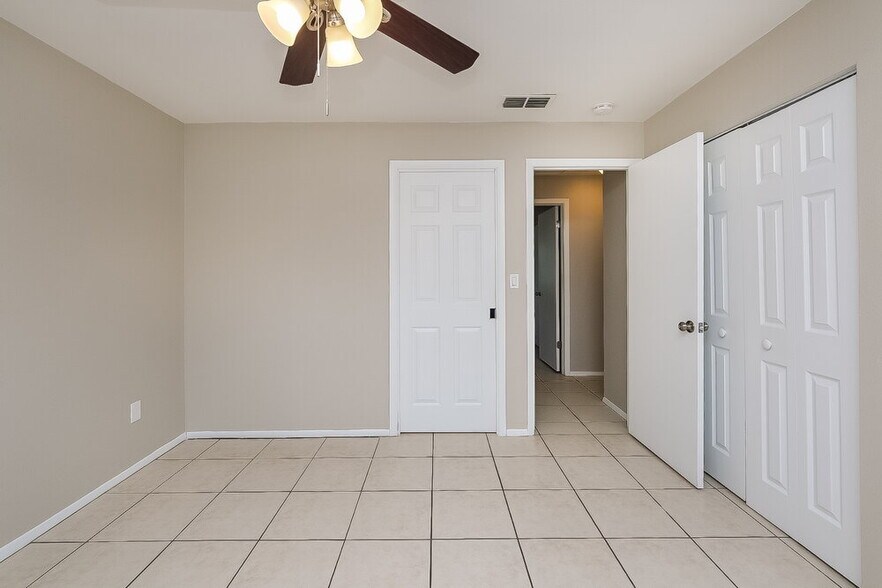 Building Photo - 908 Pine Ridge Cir E