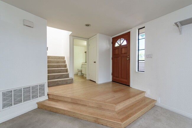 Building Photo - Convenient, Spacious Townhome for Rent in ...