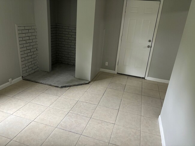 Building Photo - LIMITED TIME**NO APPLICATION FEE**1/2 OFF DEPOSIT**