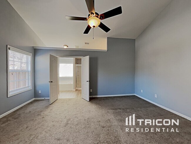 Building Photo - 247 Lantana Dr