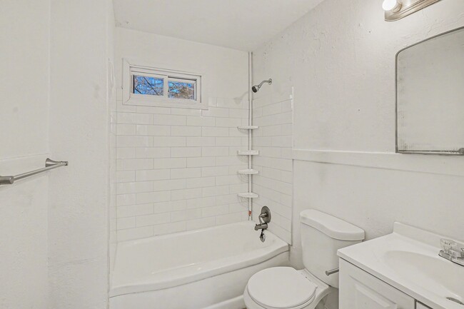 Building Photo - Beautiful 2 Bedroom 1 Bathroom house in Kansas City!