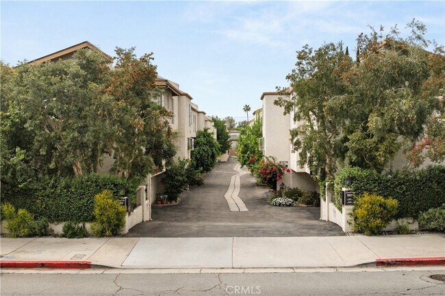 Building Photo - 5339 Coldwater Canyon Ave