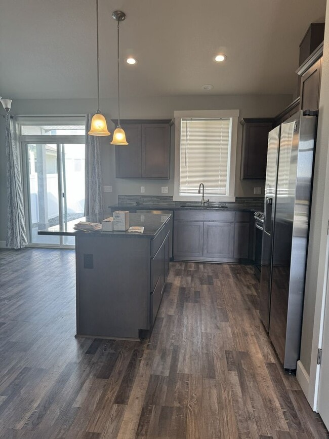 Building Photo - Lovely Open concept Low Maintenance