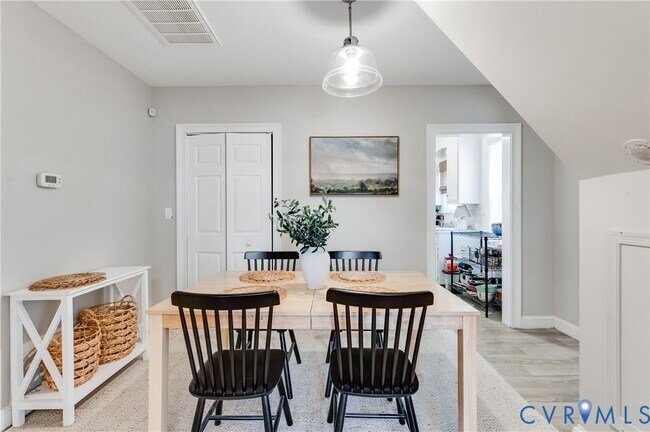 Building Photo - 2103 Pinetree Dr