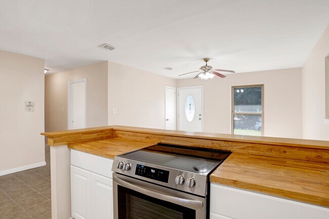 Building Photo - Renovated 3 bedroom home near UWF