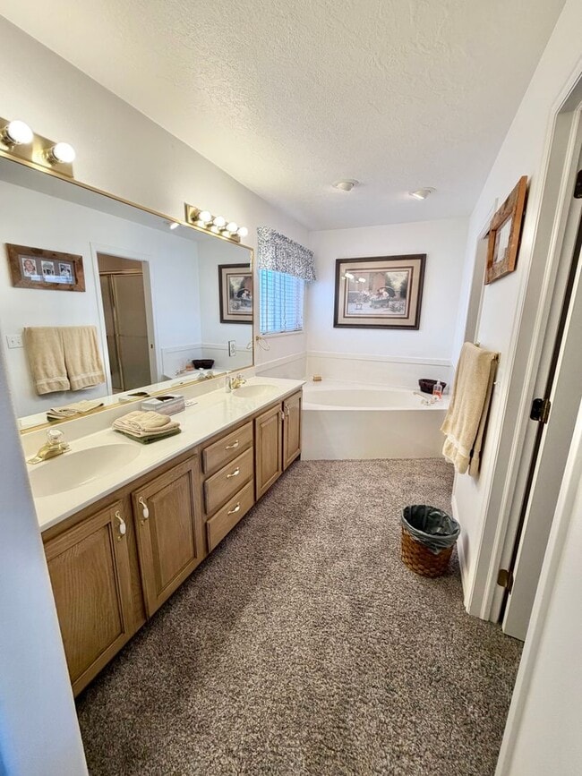 Building Photo - 3 Bed 2 Bath Home in Meadow Creak!! 55+ Community!!!