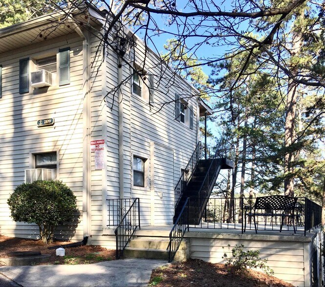 Building Photo - 2109 Pine Tree Dr