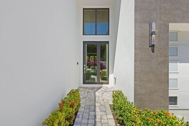 Building Photo - 655 Kingsbridge St