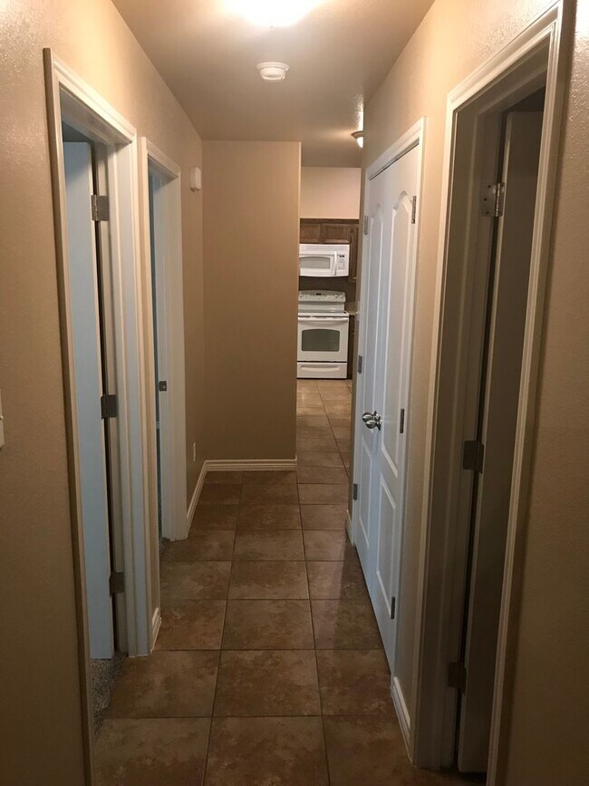 Building Photo - Beautiful 3bed/2bath Duplex near Clear Cre...