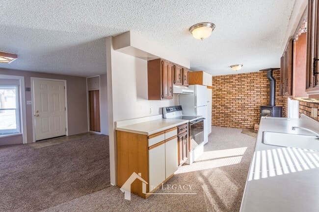 Building Photo - 250 Siskin St