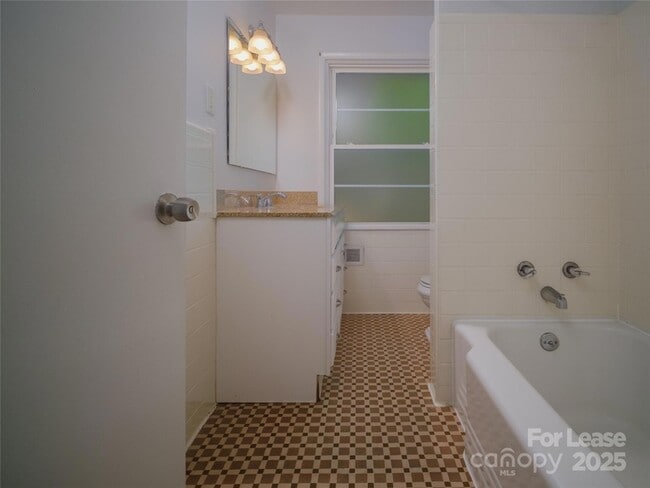 Building Photo - 1123 Lynbrook Dr