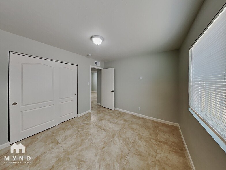 Building Photo - 640 Hause Ave