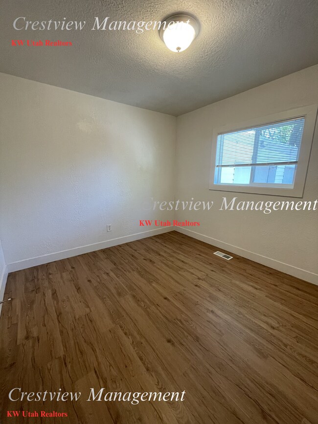 Building Photo - 452 E Lambourne Ave