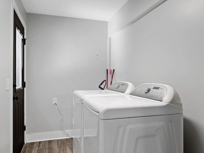 Building Photo - 2-Bedroom Furnished Home with Large Lot in...