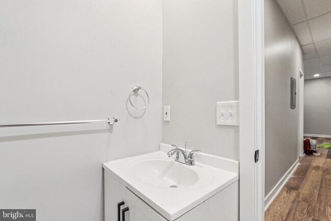 Building Photo - 2553 E Somerset St