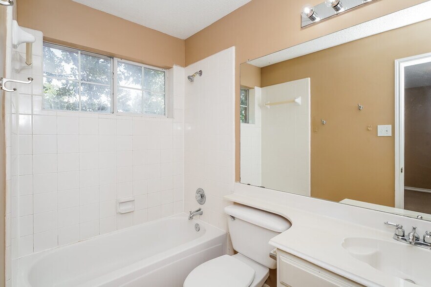 Building Photo - 2680 Hillside Dr