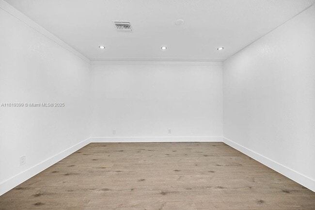 Building Photo - 12400 NE 11th Ct