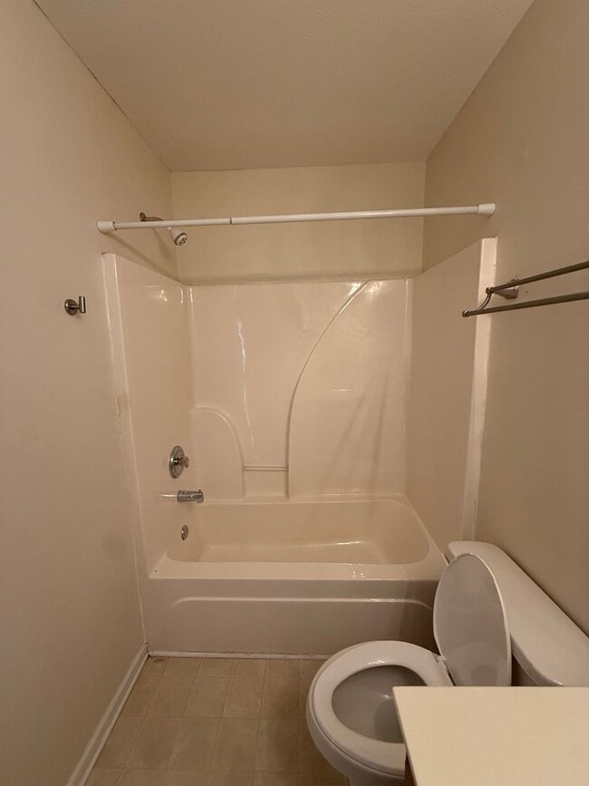 Building Photo - Roommate friendly floorplan minutes from downtown