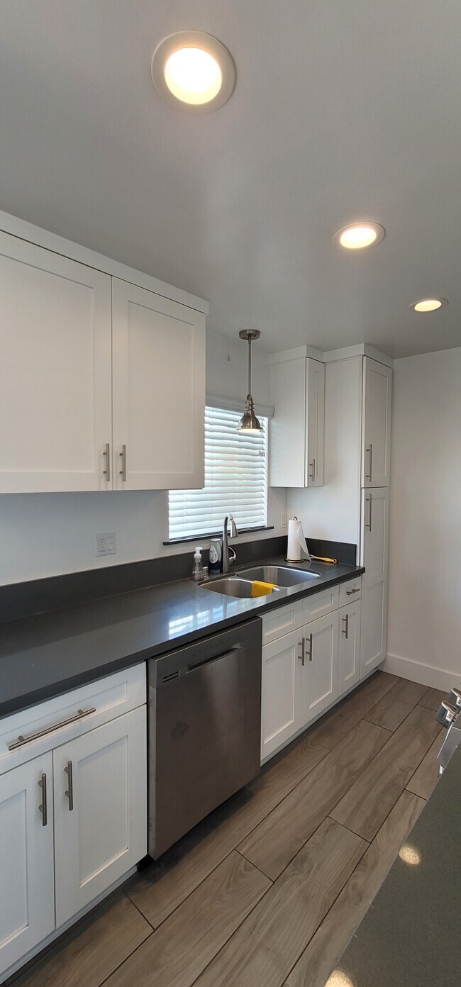 Kitchen - 2604 Graham Ave