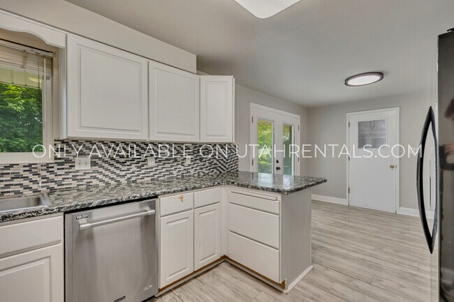 Building Photo - 786 E 350 N