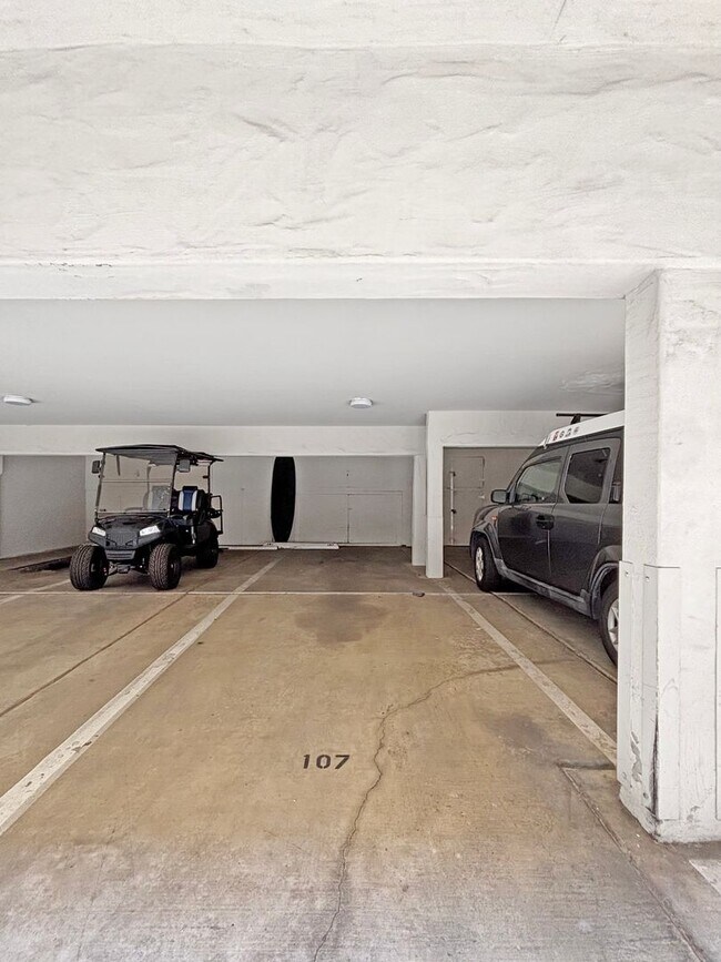 Building Photo - Charming & Spacious 2BD/2BA Condo in Bay P...
