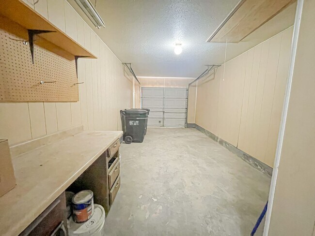 Building Photo - Updated 3/1 Home with Vaulted Ceilings & Large Fenced Backyard