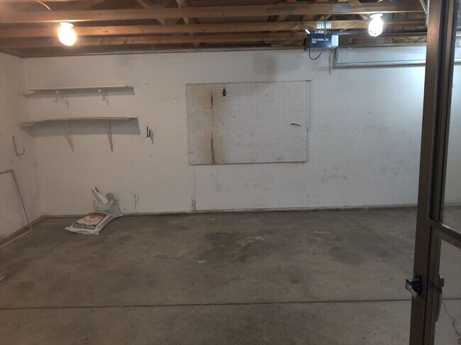 Building Photo - Quaint 3 bedroom Ranch Style Home Available!