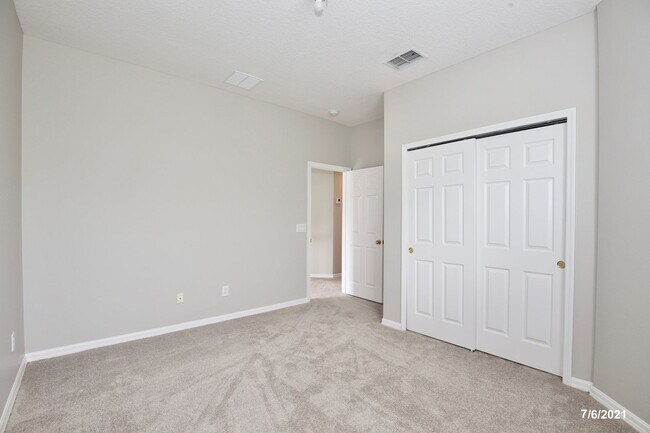 Building Photo - Gorgeous 4/2.5 Home with a 2 Car Garage Lo...
