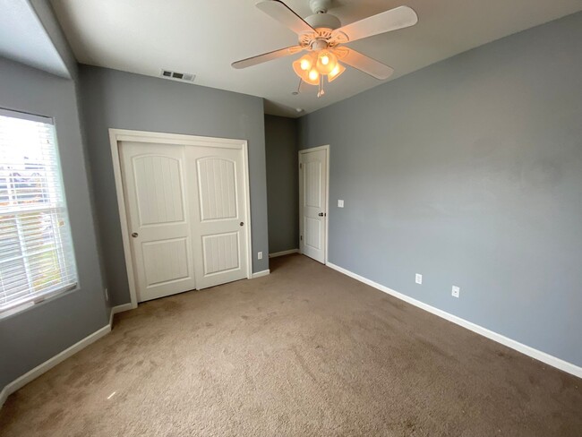 Building Photo - NW Visalia Home Available now, October SPE...