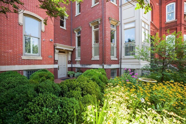 Building Photo - Available Now! 2 Bed/2 Bath With Parking I...