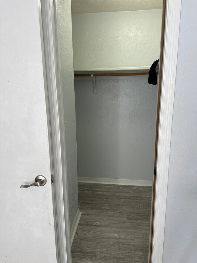 Walk in closet - 7 Fountain of Youth Blvd