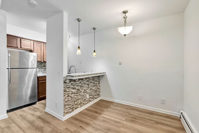 Building Photo - Corryville Condo_ Heat Paid