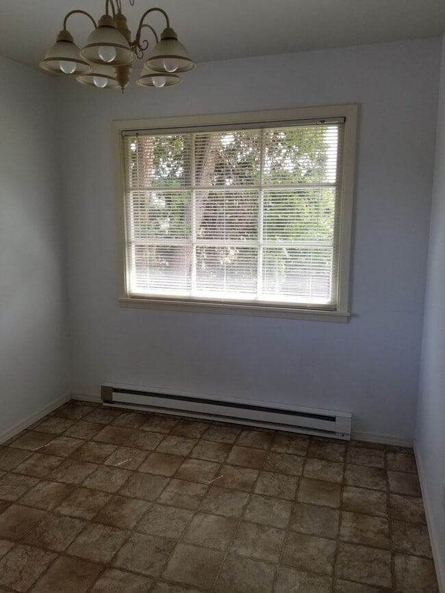 Building Photo - Near Franklin Park 2 br 1ba, stacked washer/dryer included.