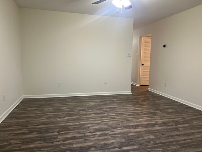 Building Photo - North Raleigh Move-In Ready Condo, On Grou...