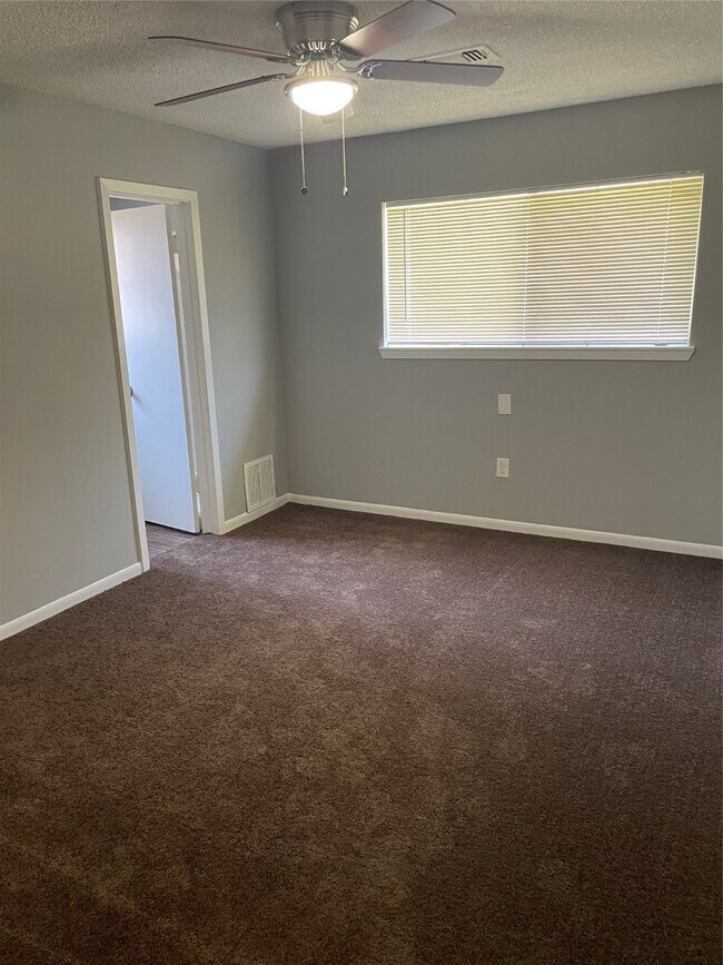 Building Photo - 614 Meadowglen Dr