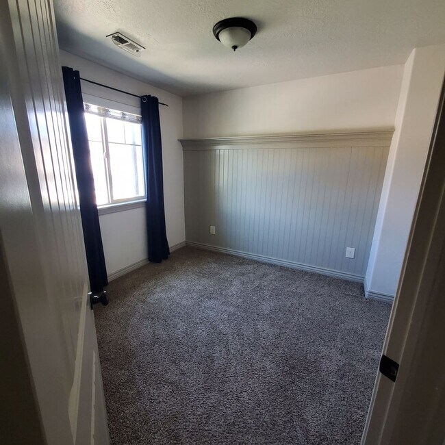 Building Photo - 1785 W 815 S