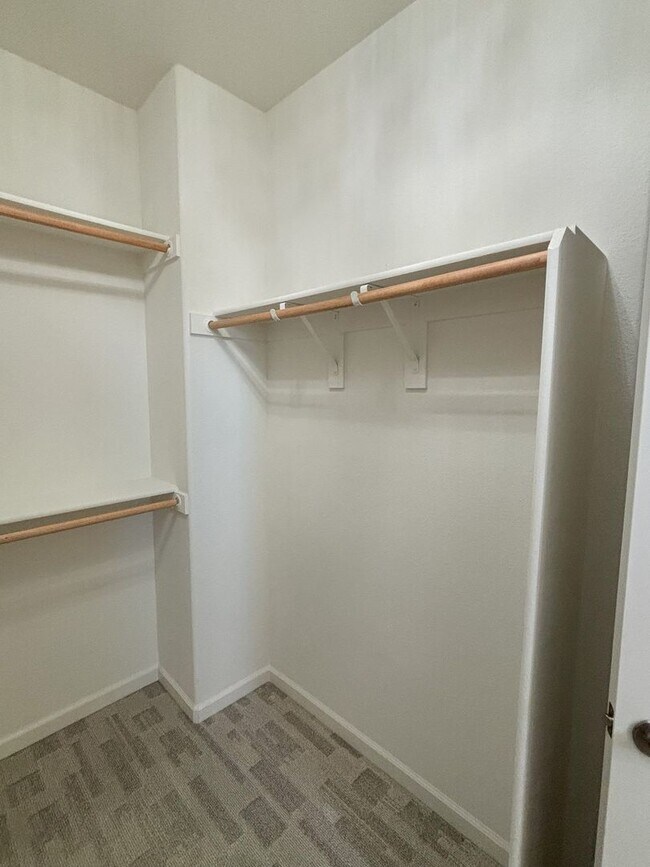 Building Photo - Beautiful Roseville House