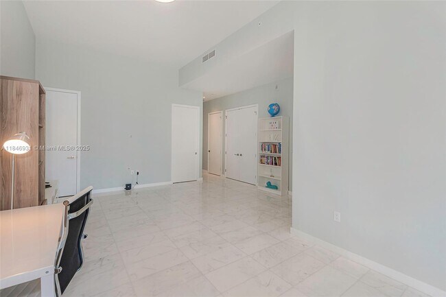 Building Photo - 2821 S Bayshore Dr