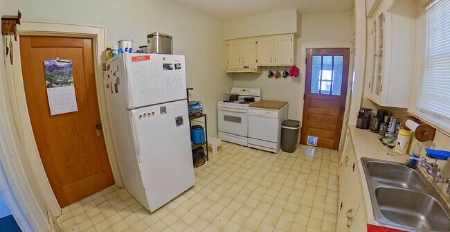 Building Photo - Hardwood Floors + Pet Friendly + Off-Stree...