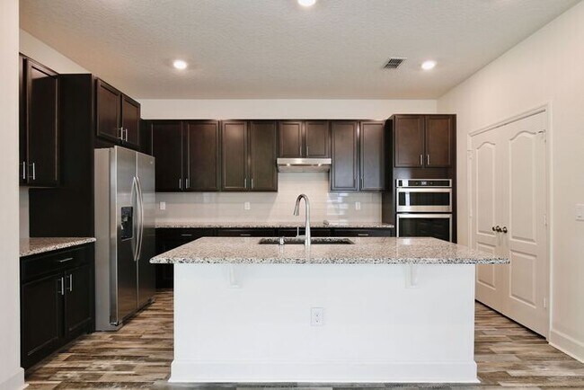 Building Photo - Gorgeous 4/3 Spacious Home with a 2 Car Garage Located on a Conservation Lot in Creekstone Neighb...