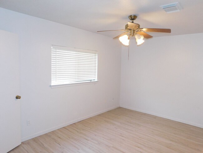 Building Photo - Creekside