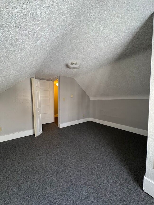 Building Photo - 729 Mallison Ave