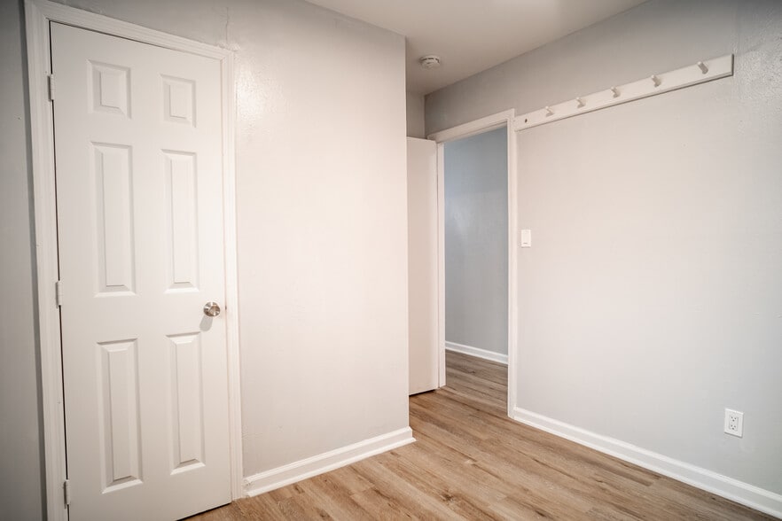 Building Photo - 3825 Crane Dr NE