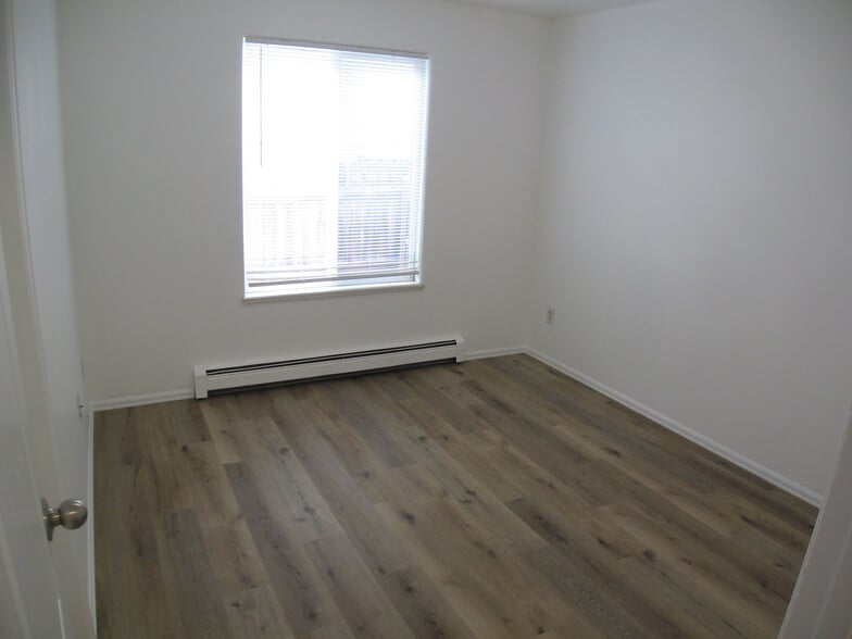 Building Photo - 404 Broken Arrow Dr