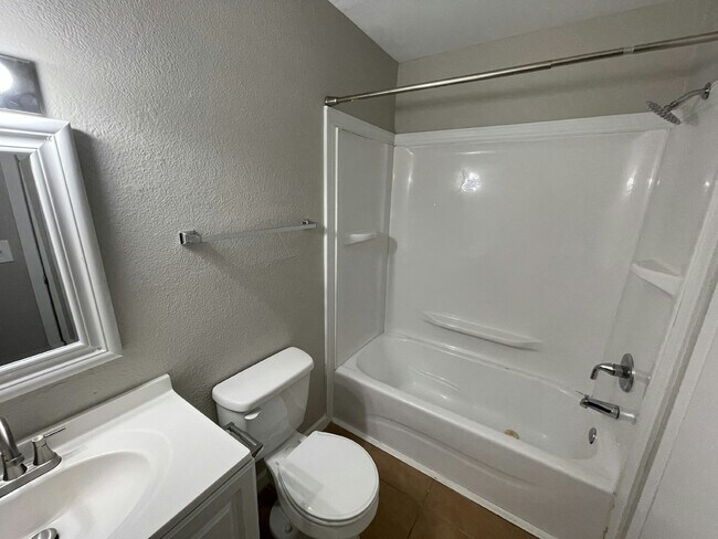 Building Photo - 2118 Thousand Oaks Dr