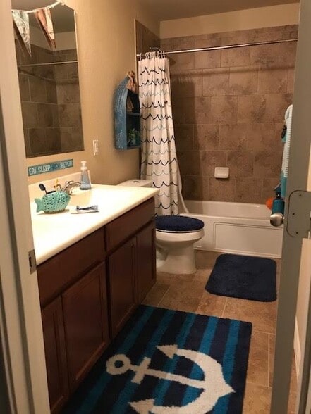 Upstairs Bath - 5027 Italica Rd
