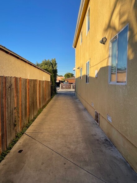 Building Photo - 238 E 73rd St